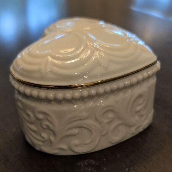 Lenox Heart-Shaped Cream Porcelain Trinket Box 24K Gold Trim - Picture 6 of 9